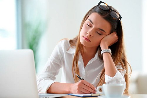 У девушки сонливость  Девушка уснула на руке